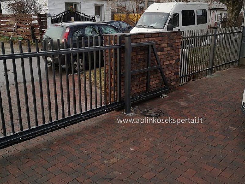 metaline strypeliu tvora su vartais